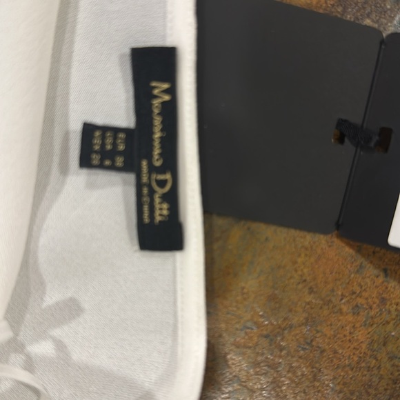 Massimo Dutti Blouse

Decorative buttons on the back - Picture 8 of 9